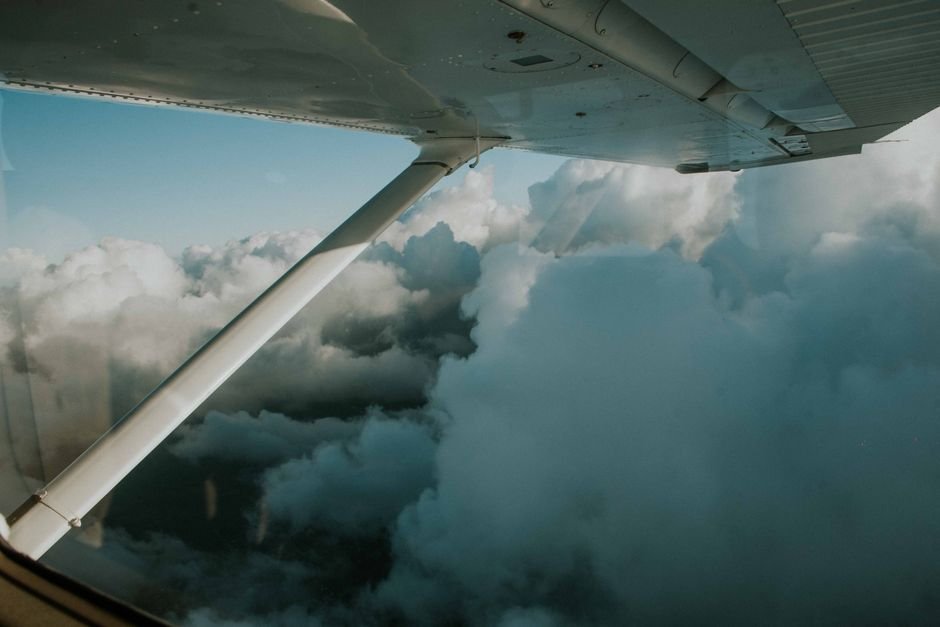 Photo d'un vrai aVION JAUNE DANS LES NUAGES