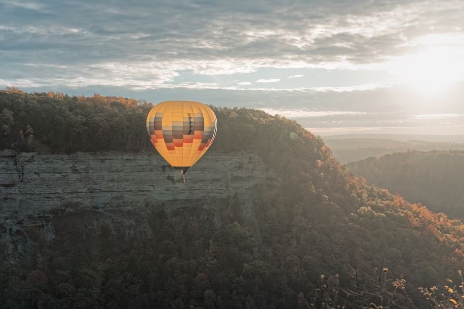Photo d'un vrai ballon au-dessus de la Forêt d’Automne