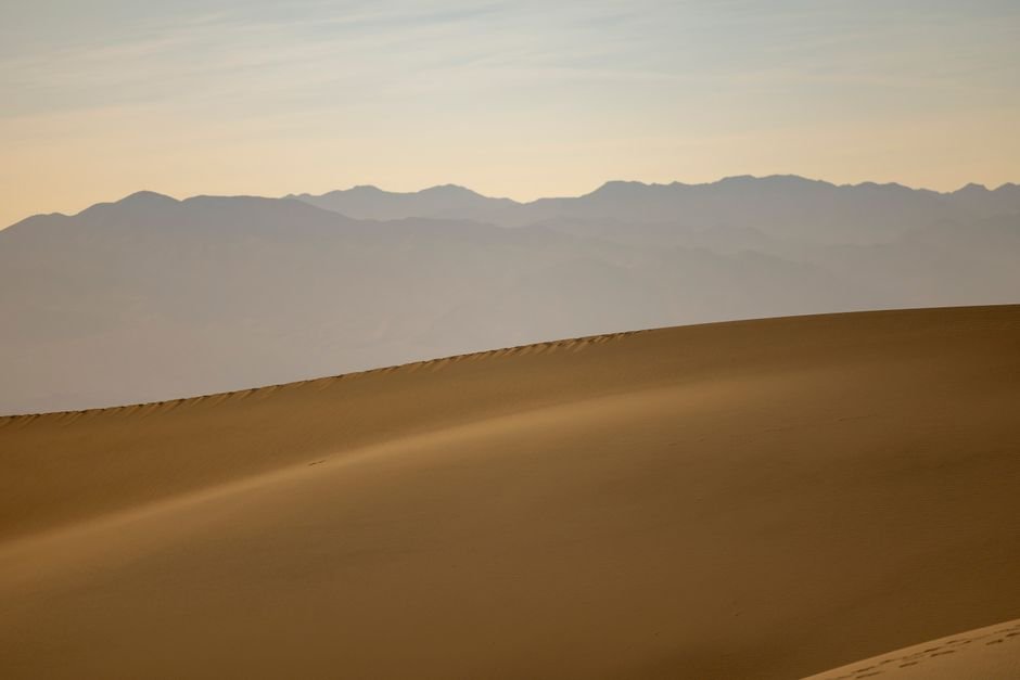 Photo d'un vrai paysage Désertique aux Dunes et Montagnes Lointaines