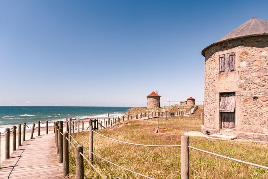 Photo d'un vrai moulin Portugais à Coupole Conique