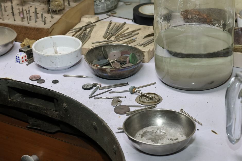 Photo d'un vrai atelier d'orfèvrerie aux outils suspendus