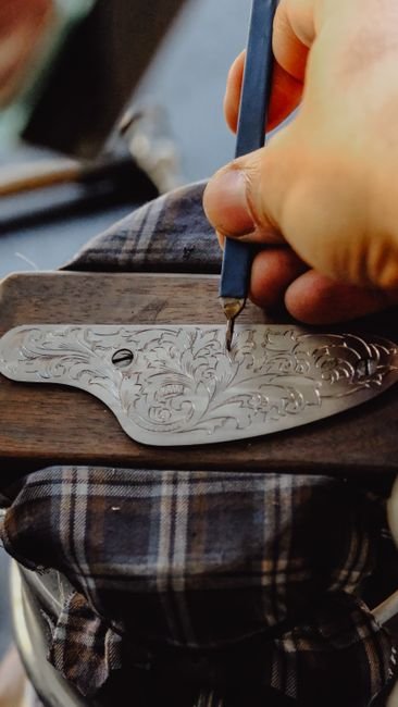 Photo d'un vrai atelier d'orfèvrerie aux outils suspendus