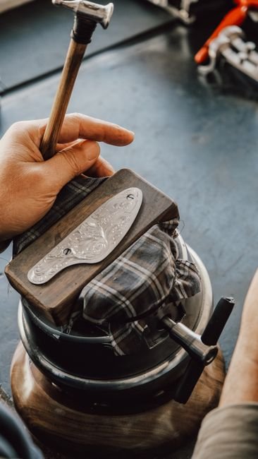 Photo d'un vrai atelier d'orfèvrerie aux outils suspendus