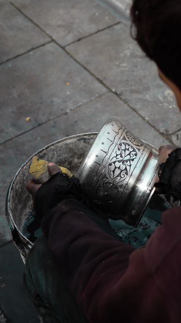 Photo d'un vrai atelier d'orfèvrerie aux copeaux de bois