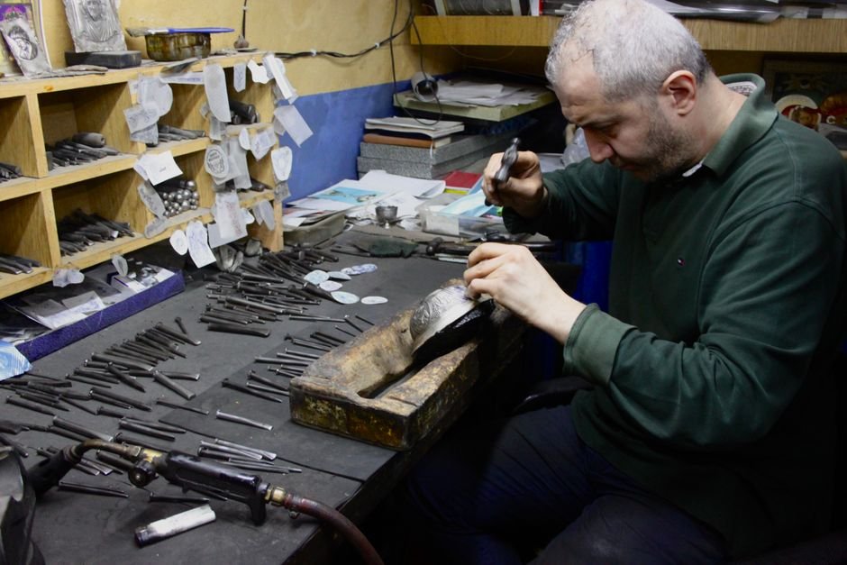 Photo d'un vrai atelier d'orfèvrerie aux copeaux de bois