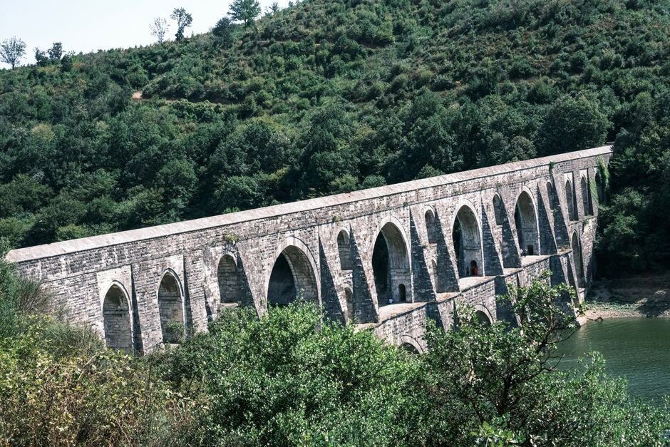 Photo d'un vrai aqueduc De Montagne Avec Arches