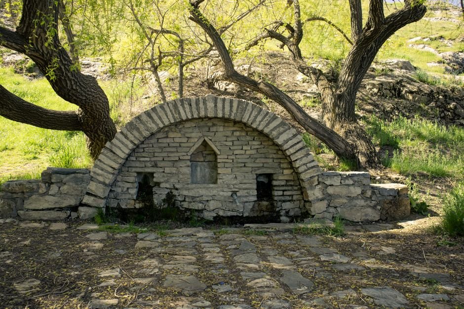 Photo d'un vrai aqueduc De Montagne Avec Arches