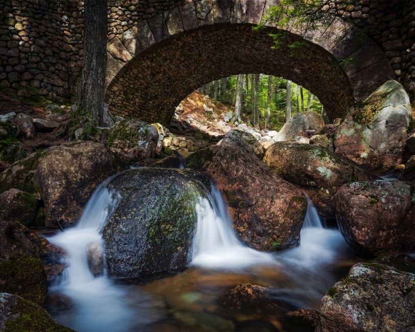 Photo d'un vrai aqueduc De Montagne Avec Arches