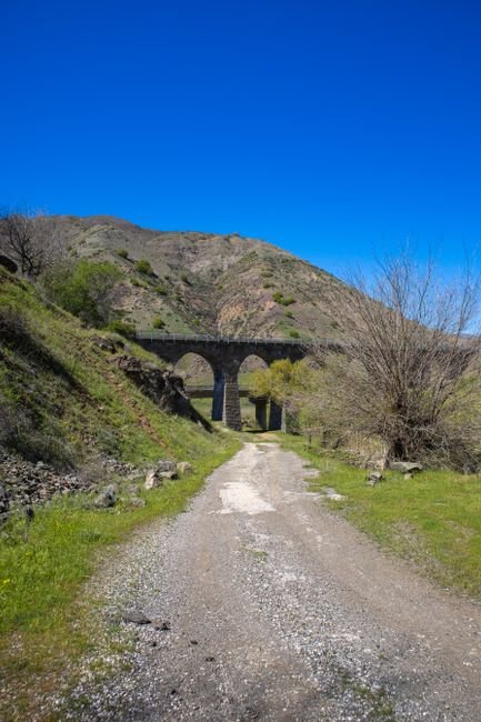Photo d'un vrai aqueduc De Montagne Avec Arches