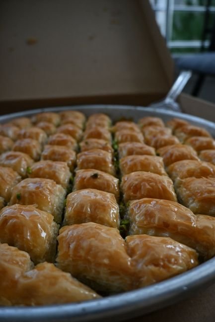 Photo d'un vrai baklava dégoulinant de miel sur présentoir