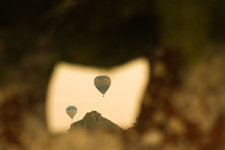 Photo d'un vrai montgolfière au-dessus d’un château