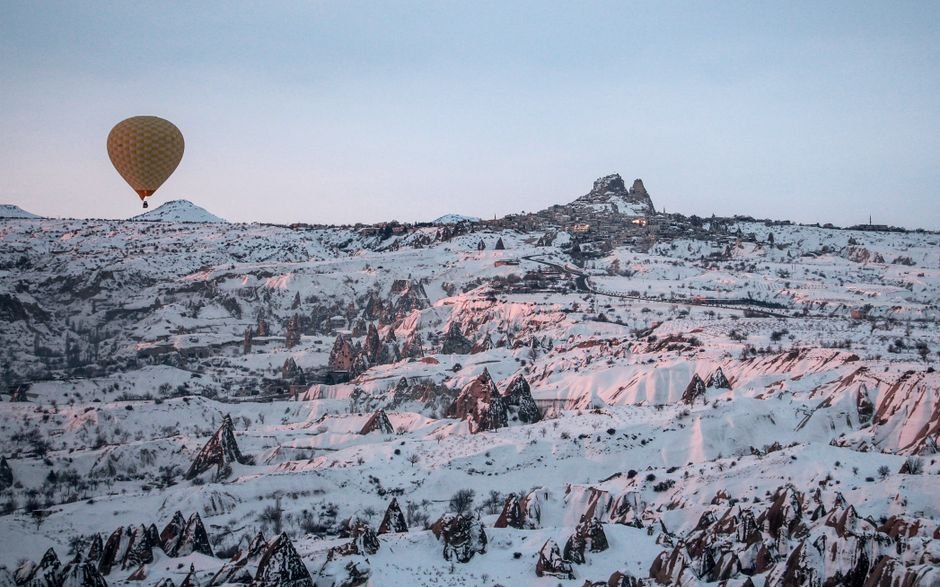 Photo d'un vrai montgolfière au-dessus d’un château