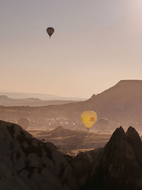 Photo d'un vrai montgolfière au-dessus d’un château