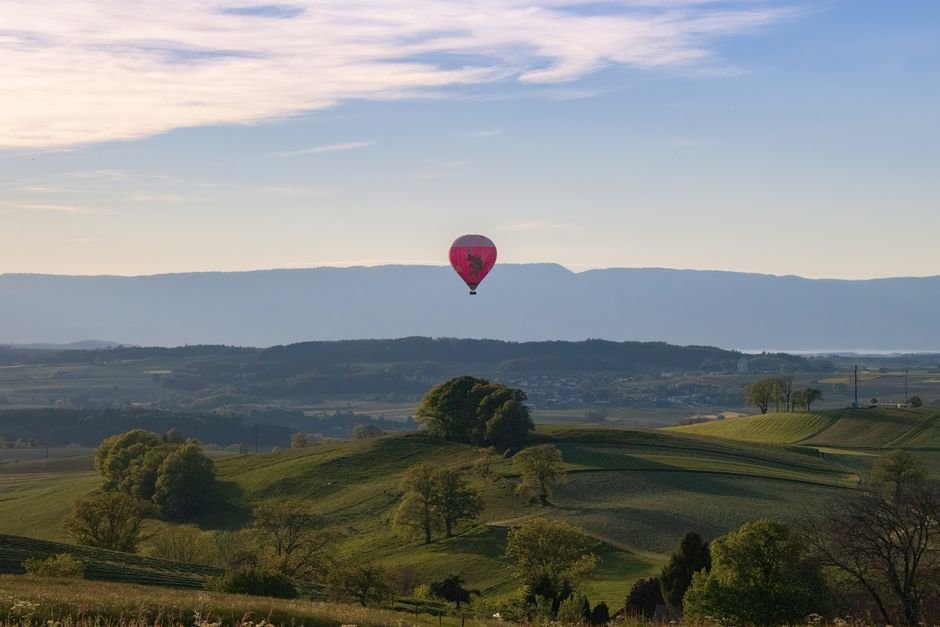 Photo d'un vrai montgolfière au-dessus d’un château