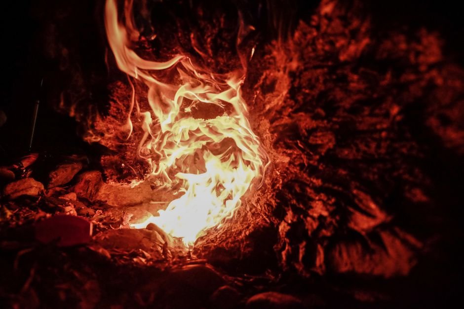 Photo d'un vrai dragon de Feu Dormant sur un Lit de Braises