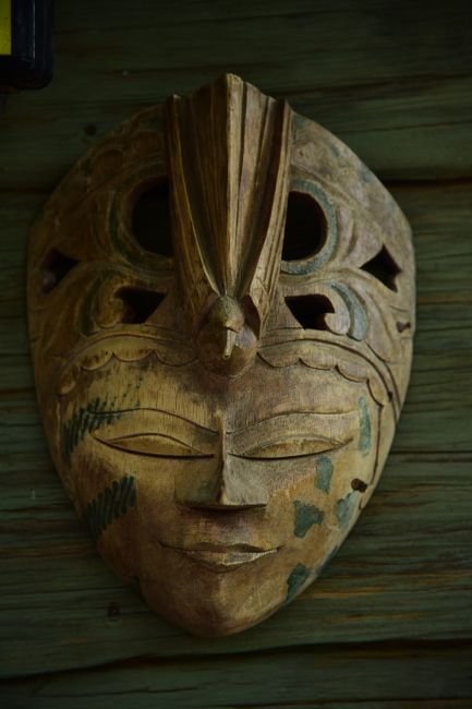 Photo d'un vrai masque Inuit Sculpté en Fanon