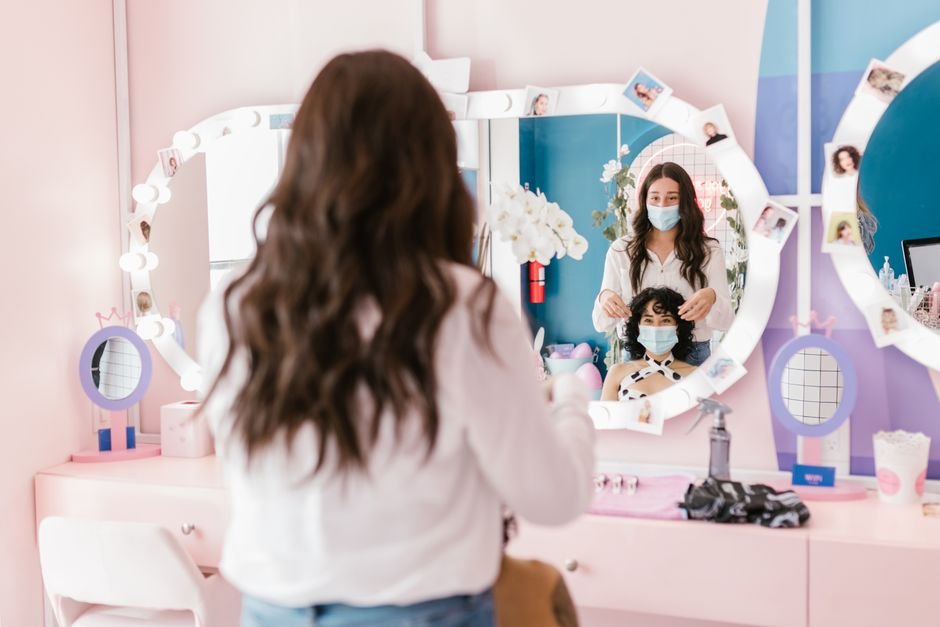 Photo d'un vrai miroir De Salon Avec Reflet De Coiffure