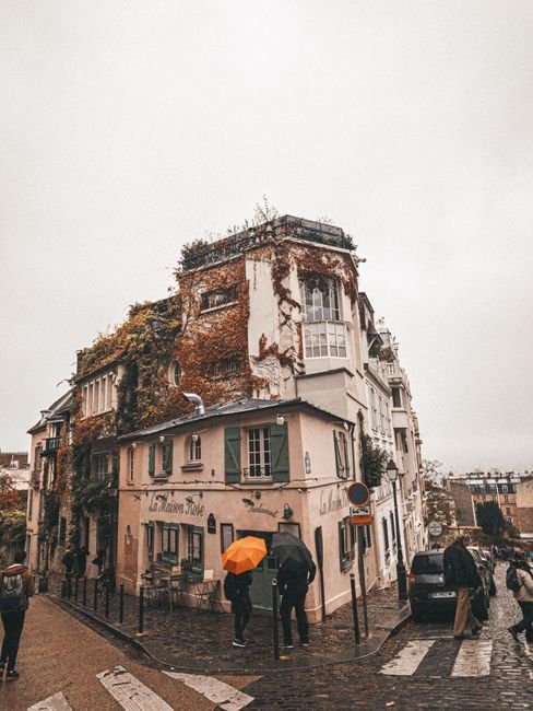 Photo d'un vrai parapluie Parisien Sous la Pluie