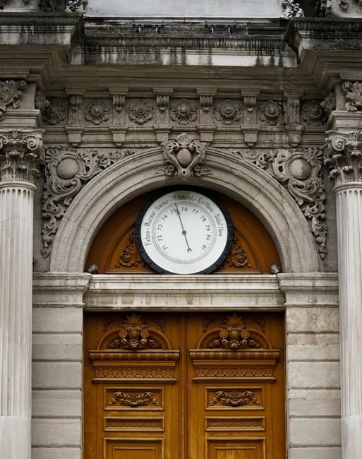 Photo d'un vrai bAROMÈTRE-CARILLON EN CHÊNE SCULPTÉ