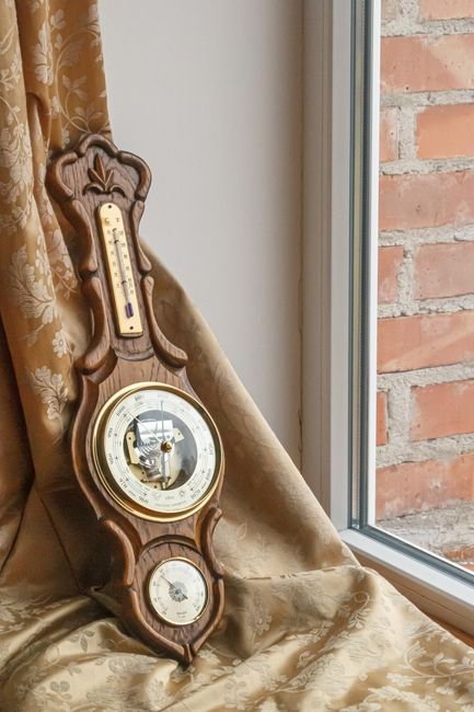 Photo d'un vrai bAROMÈTRE-CARILLON EN CHÊNE SCULPTÉ