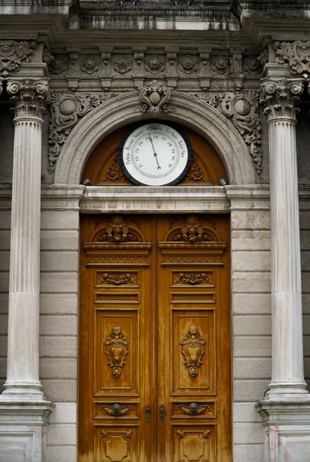 Photo d'un vrai bAROMÈTRE-CARILLON EN CHÊNE SCULPTÉ