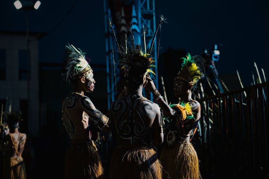 Photo d'un vrai masque Papou en Écorce et Plumes
