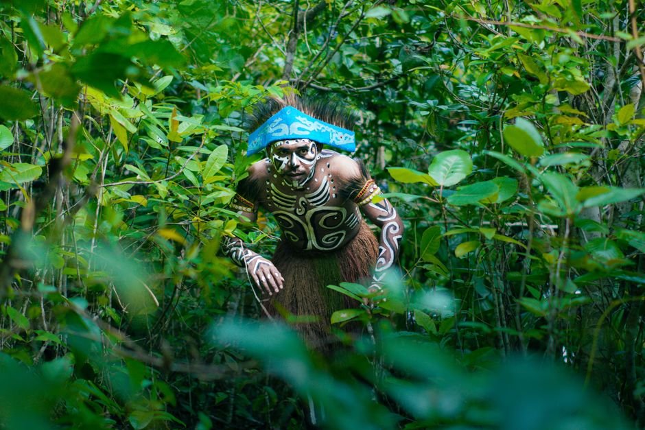 Photo d'un vrai masque Papou en Écorce et Plumes