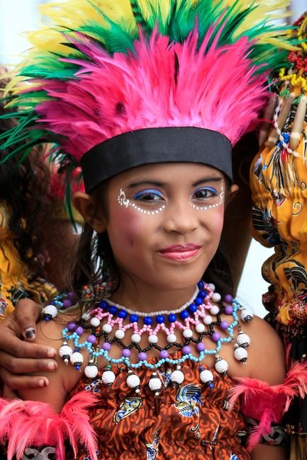 Photo d'un vrai masque Papou en Écorce et Plumes