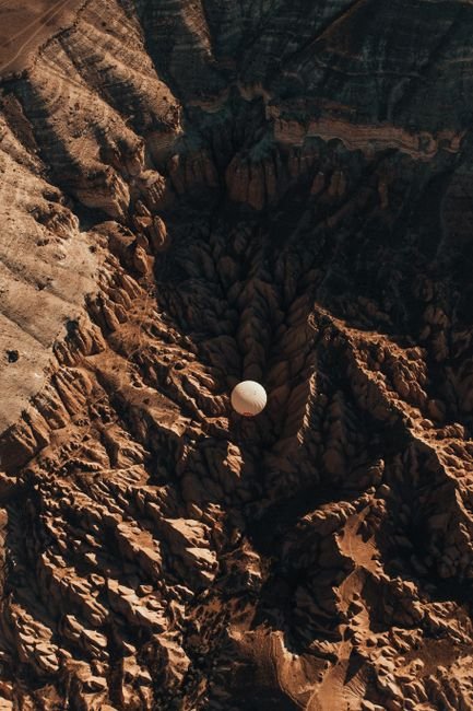 Photo d'un vrai montgolfière au-dessus d'un Canyon Désertique