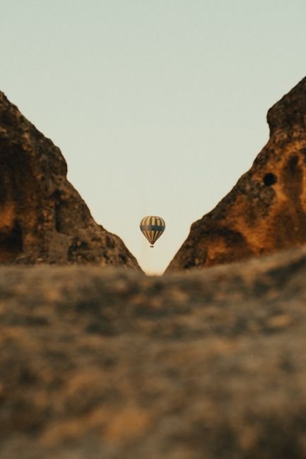 Photo d'un vrai montgolfière au-dessus d'un Canyon Désertique