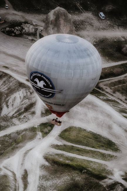 Photo d'un vrai montgolfière au-dessus d'un Canyon Désertique