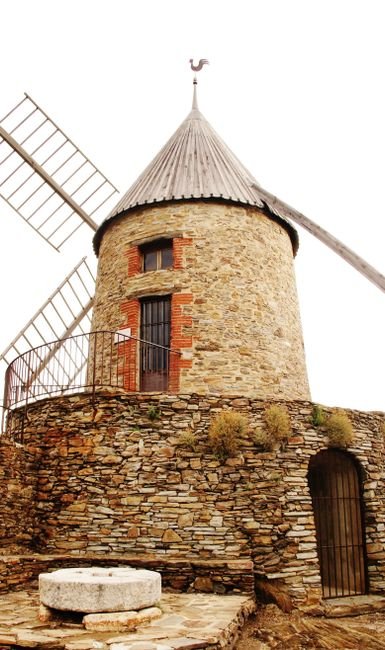 Photo d'un vrai moulin à vent français sur colline