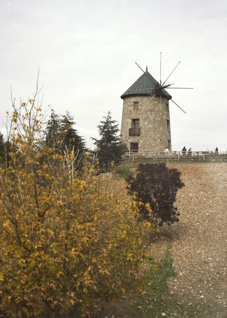 Photo d'un vrai moulin à vent français sur colline