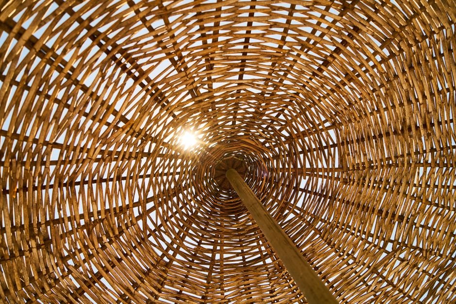 Photo d'un vrai parasol Africain Tressé sur Natte