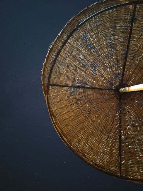 Photo d'un vrai parasol Africain Tressé sur Natte
