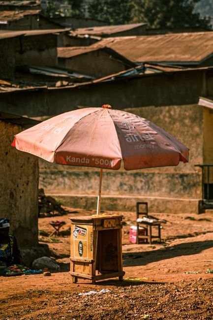 Photo d'un vrai parasol Africain Tressé sur Natte