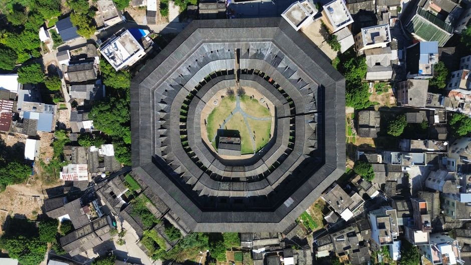 Photo d'un vrai canal Circulaire Autour d’une Ville Fortifiée