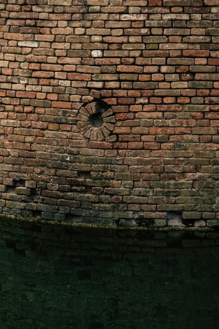 Photo d'un vrai canal Circulaire Autour d’une Ville Fortifiée