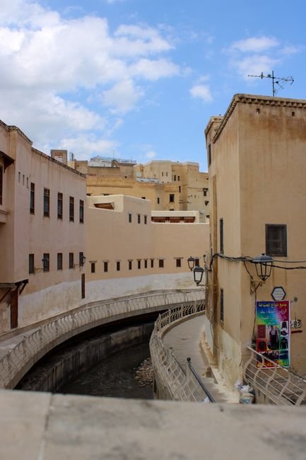 Photo d'un vrai canal Circulaire Autour d’une Ville Fortifiée