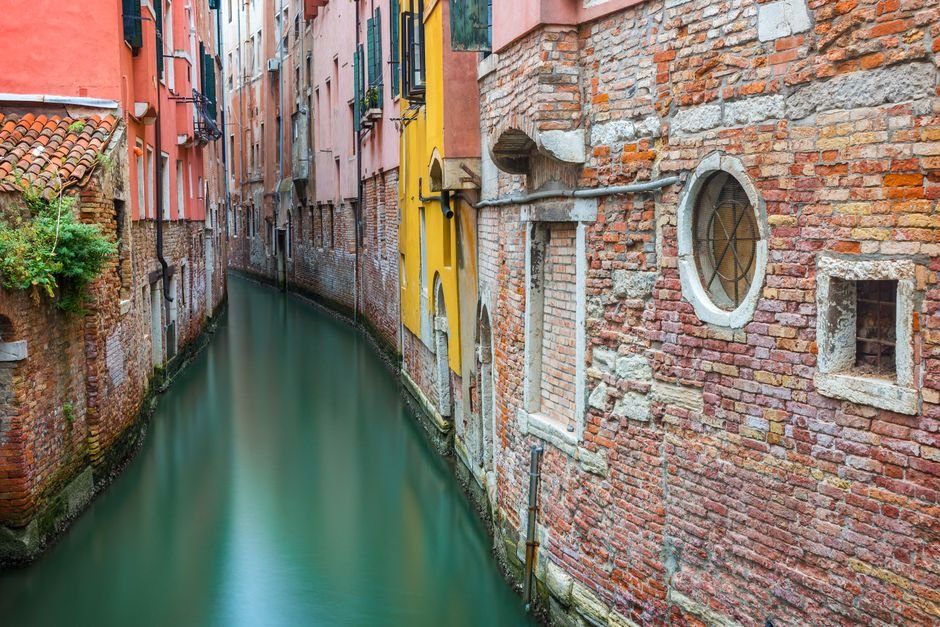 Photo d'un vrai canal Circulaire Autour d’une Ville Fortifiée