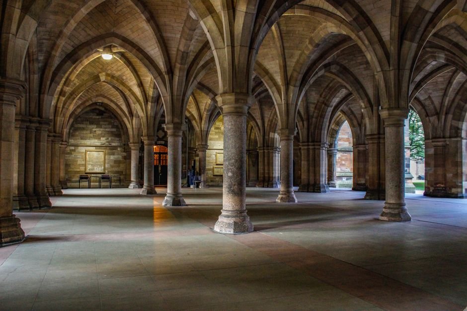 Photo d'un vrai arcade Bordant un Quadrilatère Universitaire