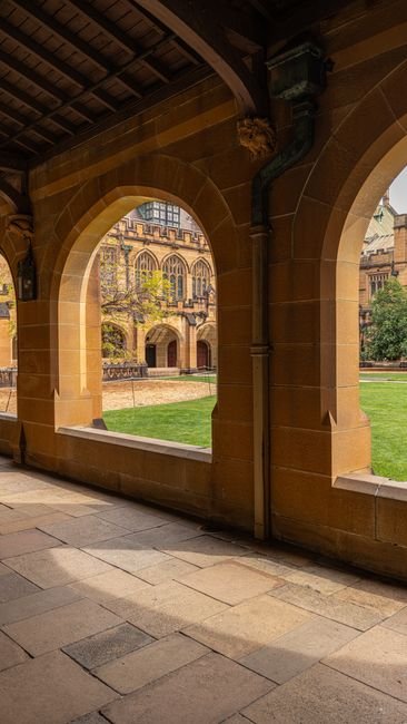 Photo d'un vrai arcade Bordant un Quadrilatère Universitaire