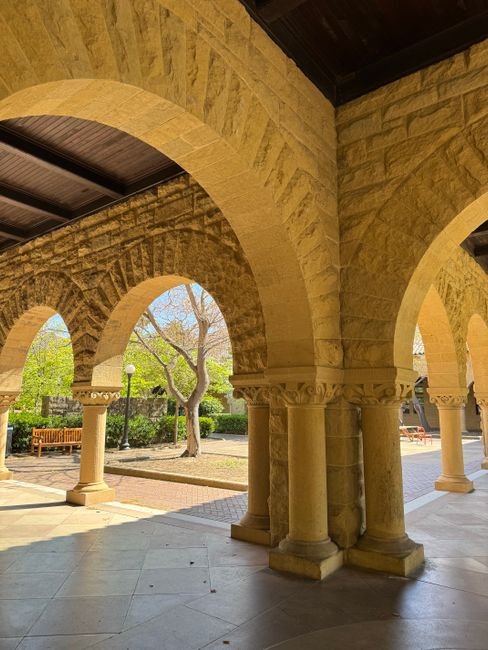 Photo d'un vrai arcade Bordant un Quadrilatère Universitaire