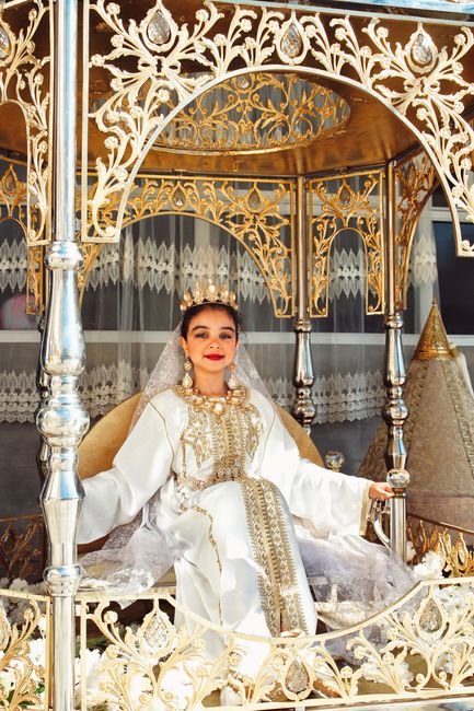 Photo d'un vrai couronne de mariée marocaine en argent et corail