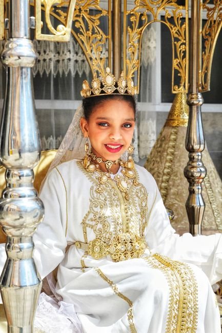 Photo d'un vrai couronne de mariée marocaine en argent et corail