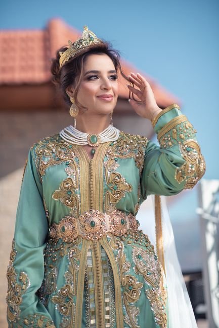Photo d'un vrai couronne de mariée marocaine en argent et corail