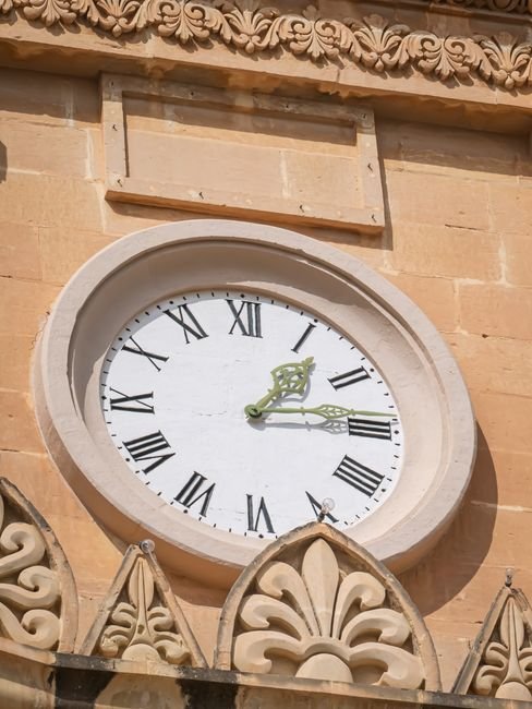 Photo d'un vrai horloge d’édifice à chiffres romains