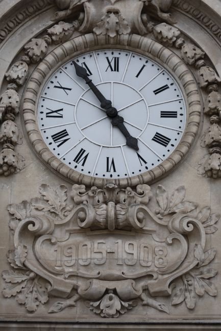 Photo d'un vrai horloge d’édifice à chiffres romains