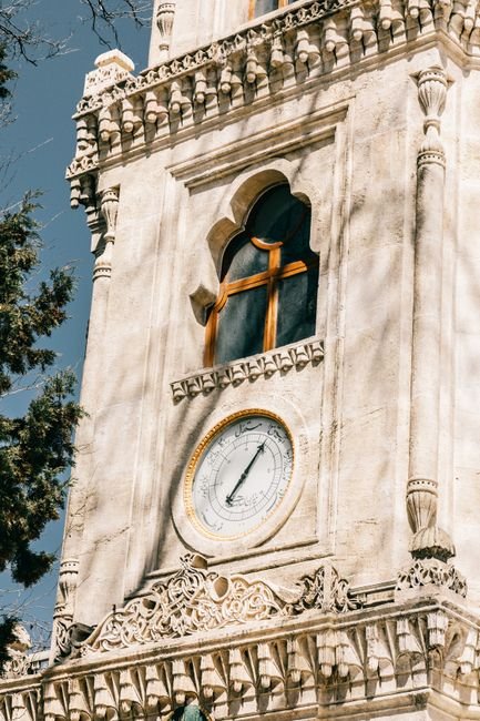 Photo d'un vrai horloge d’édifice à chiffres romains