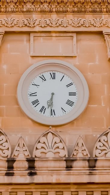 Photo d'un vrai horloge d’édifice à chiffres romains